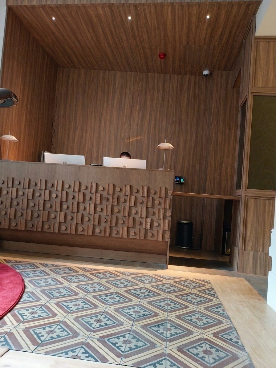 Estudio comercial en madera